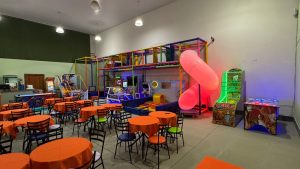 Mesas e Brinquedos do Buffet Infantil Plactzum em Rio Preto